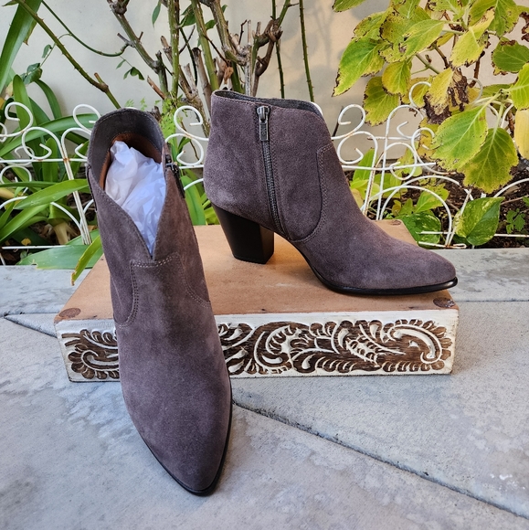 Chic Frye Soft Grey Suede Ankle Booties - Picture 4 of 11